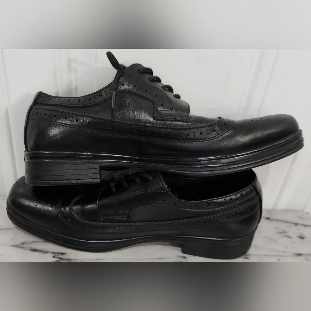 Deer Stags Ace wingtips kid's black dress shoes size 5w  LIKE NEW CONDIT…